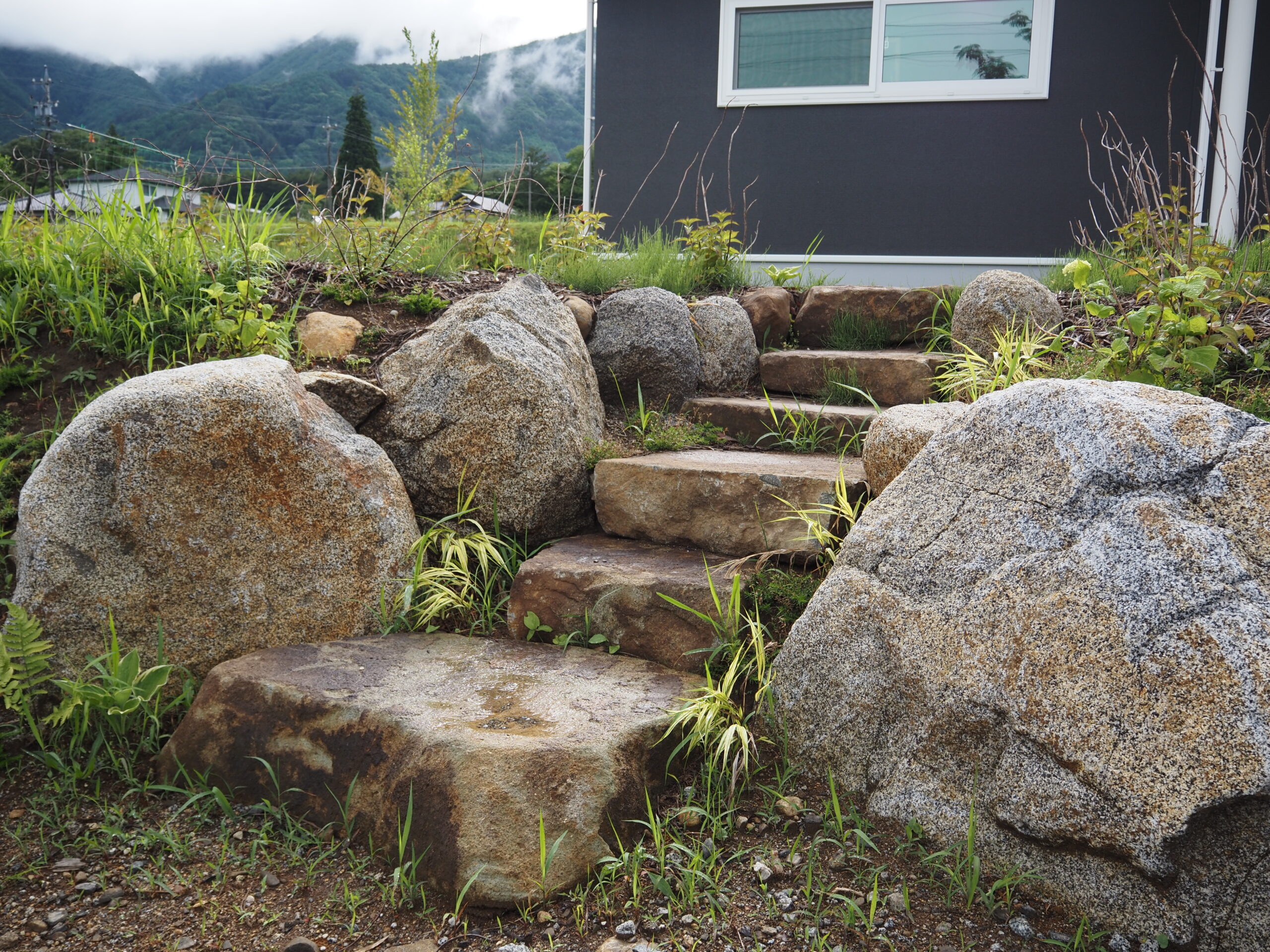 【駒ヶ根市】美濃石を使った階段